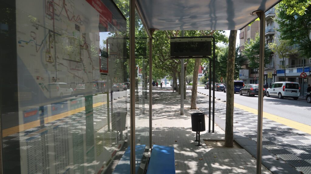 Esplugues millora l'accessibilitat de 18 parades de bus