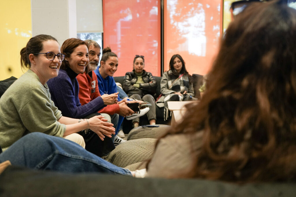 Esplugues acull un equip de bàsquet de noies refugiades