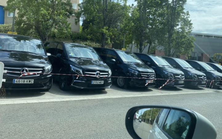 Rodatge a l'Espai Corberó col·lapsa el Carrer Montserrat