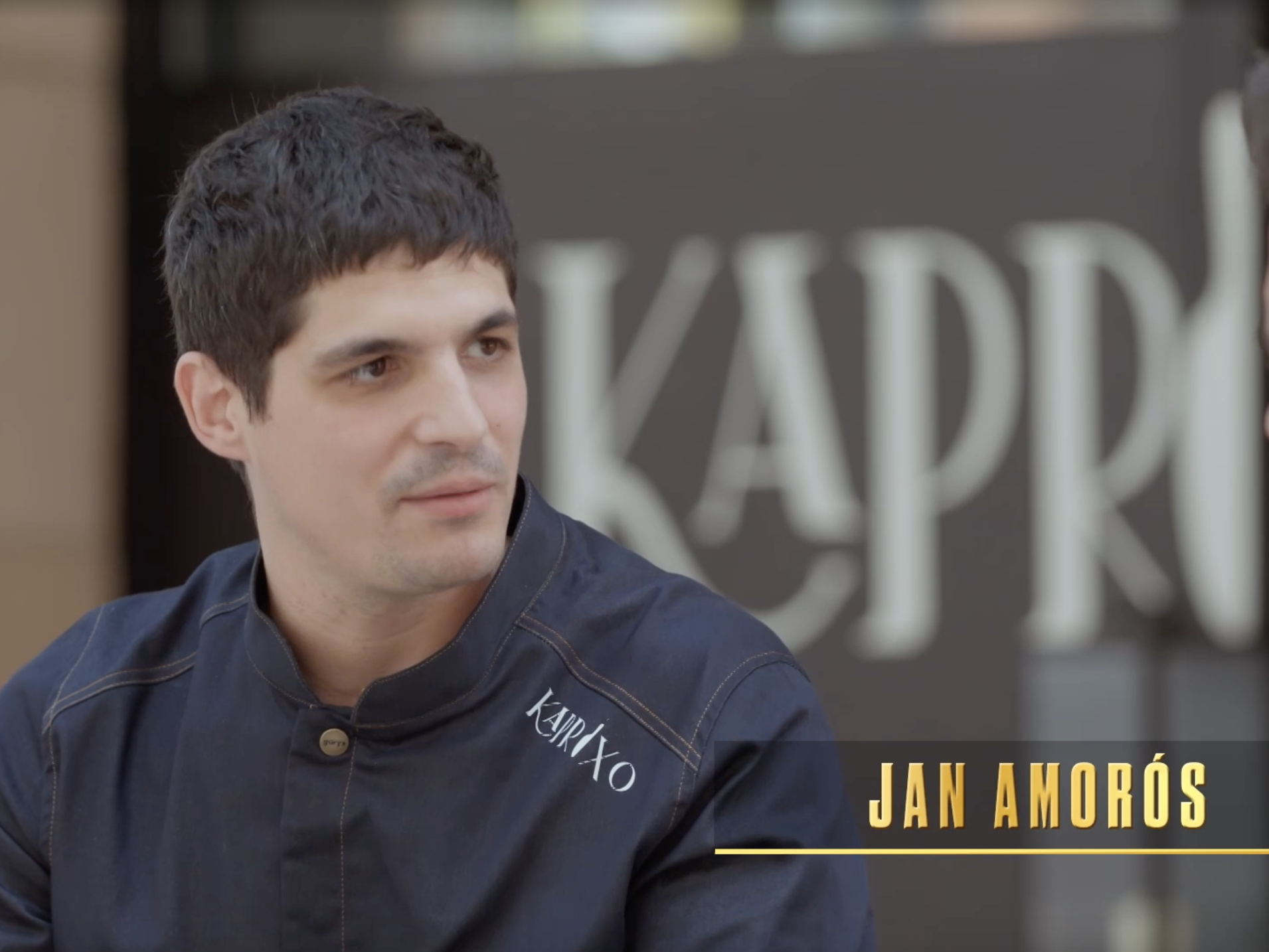 Joc de Cartes, Jan Amorós amb el restaurant 'Kapritxo' de fons a Esplugues de Llobregat