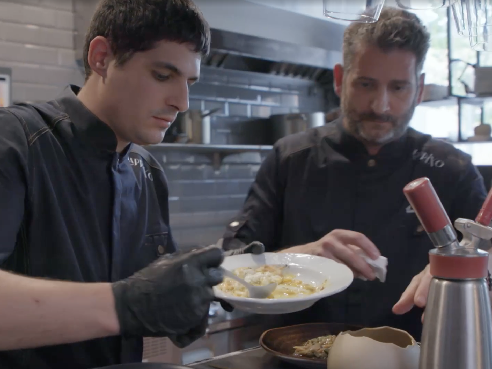 Joc de Cartes, Jan Amorós amb el restaurant 'Kapritxo' de fons a Esplugues de Llobregat