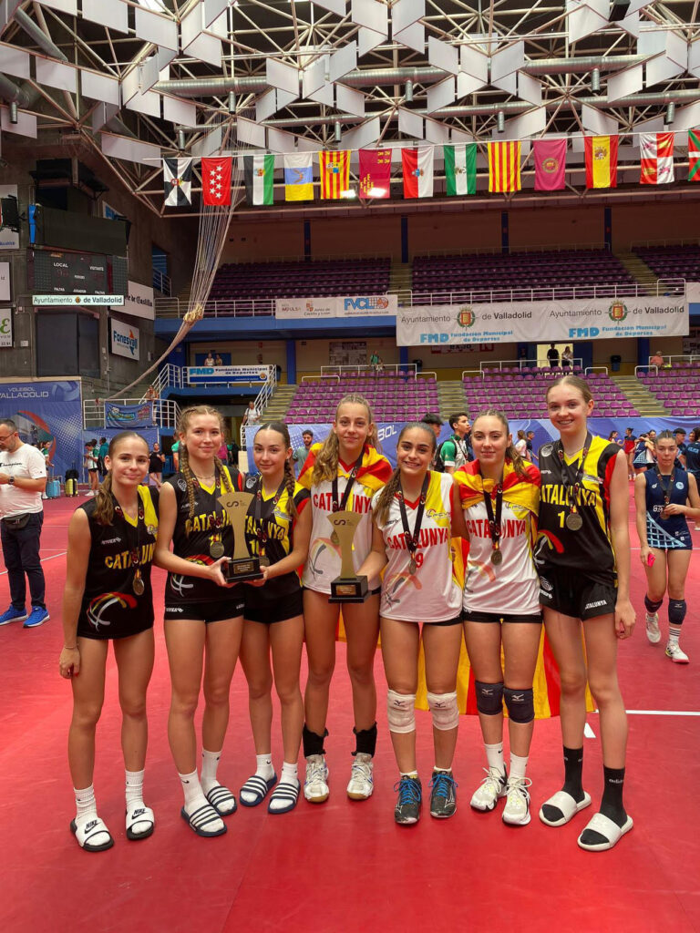 Jugadores espluguines campiones de voleibol amb la selecció catalana